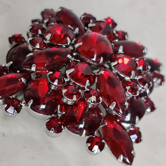 Exquisite Vintage Confirmed Juliana Garnet Red Glass Brooch - Picture 13 of 16